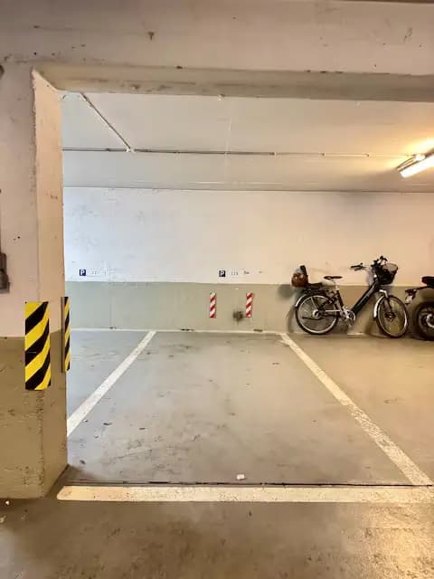 Location underground à 11 Rue Pauline Borghése, Neuilly-sur-Seine