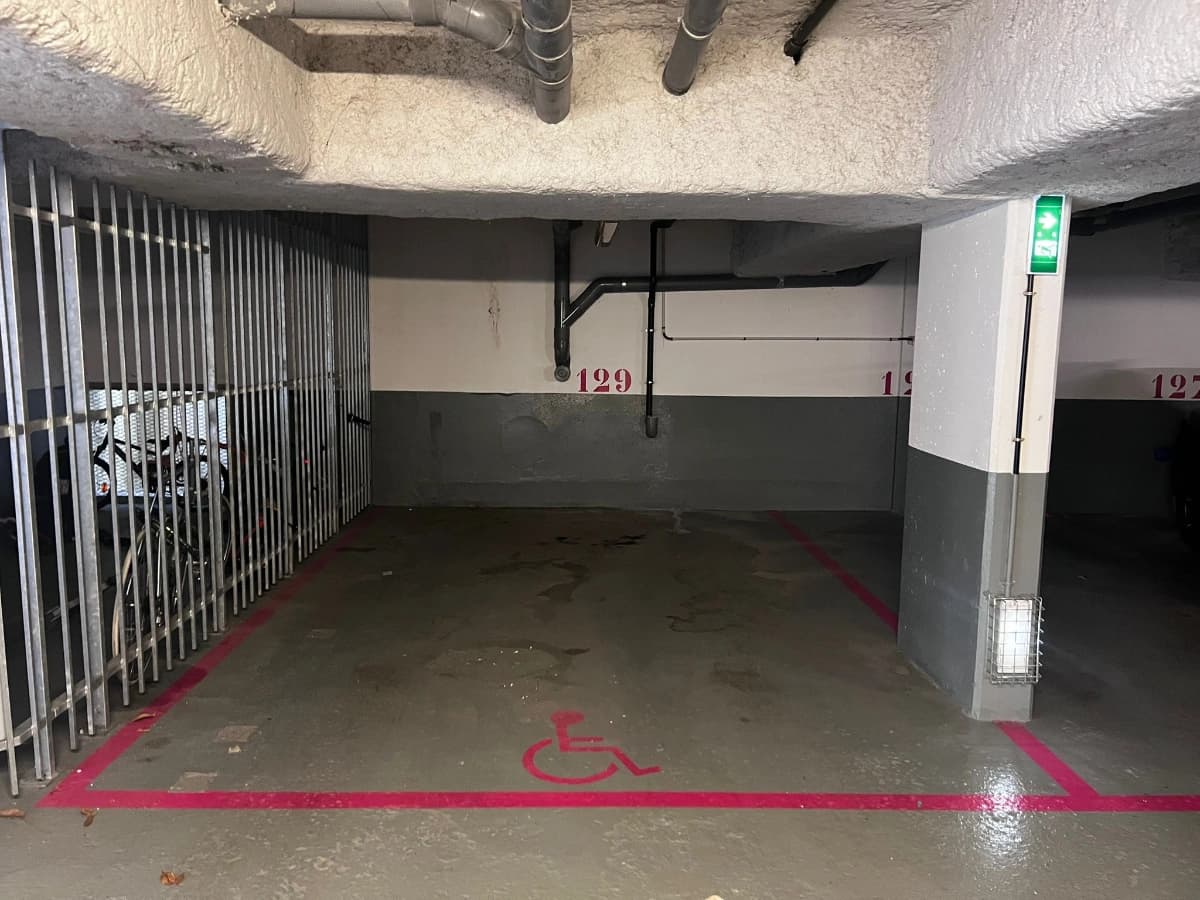 Grande place de parking à louer en sous-sol dans u... - Location parking pour voiture et moto à Choisy-le-Roi