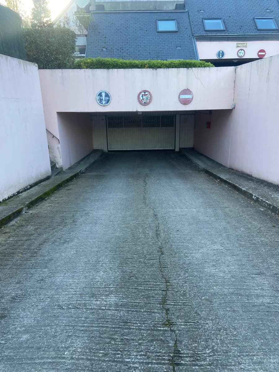 Entrée extérieure du underground à 7 Avenue Léon Blum, Épinay-sur-Seine