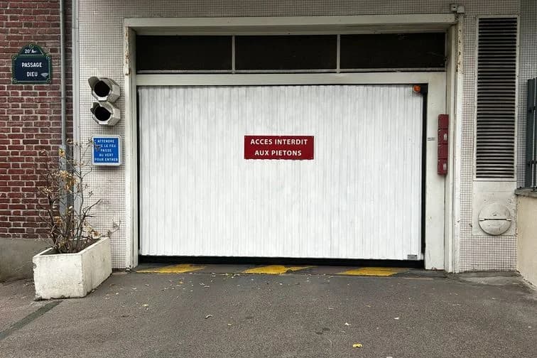 Entrée extérieure du underground à 46 Rue des Orteaux, Paris