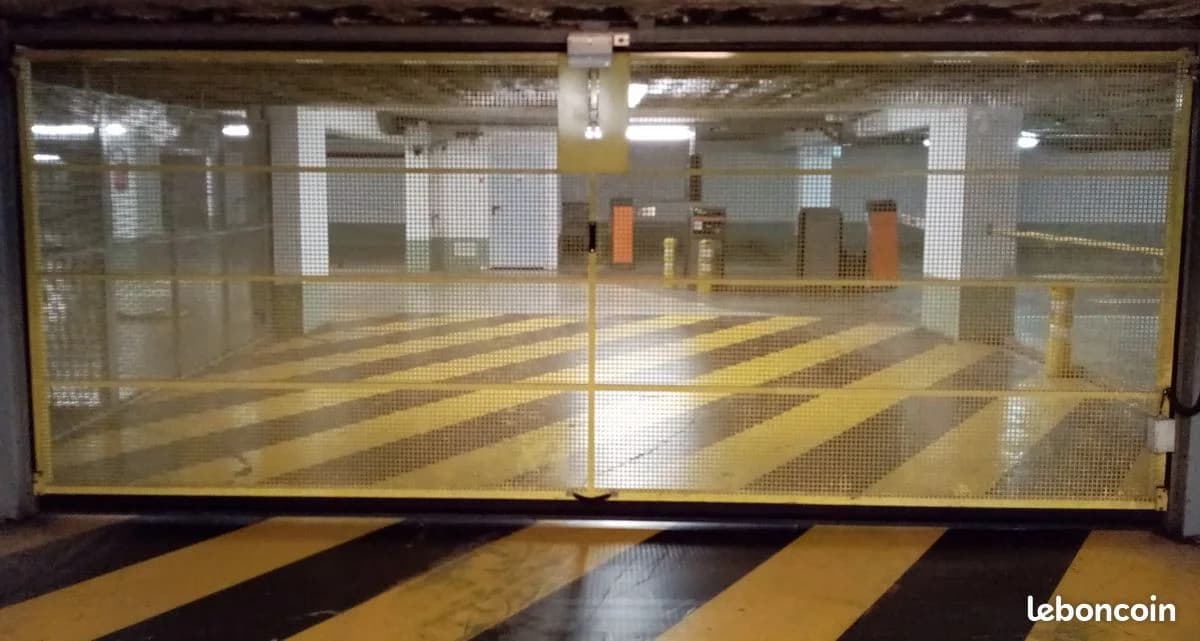 Entrée intérieure du underground à 13 Rue Jean Bologne, Paris