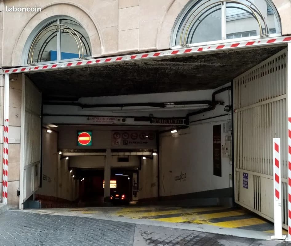 Entrée extérieure du underground à 53 Rue de Passy, Paris