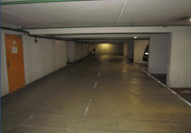 Entrée intérieure du underground à 20 Rue de Berri, Paris