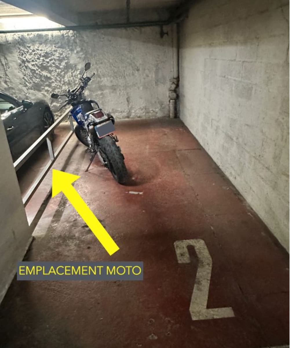 Vue du underground à 20 Rue de Berri, Paris