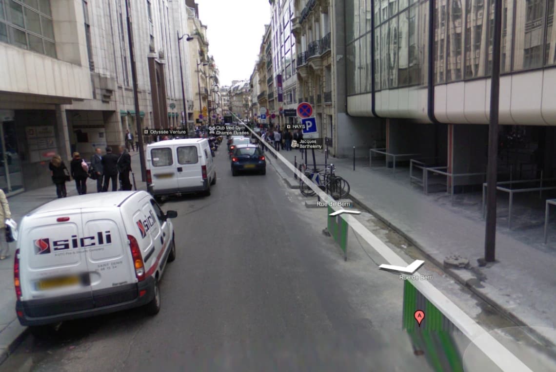 Entrée extérieure du underground à 20 Rue de Berri, Paris