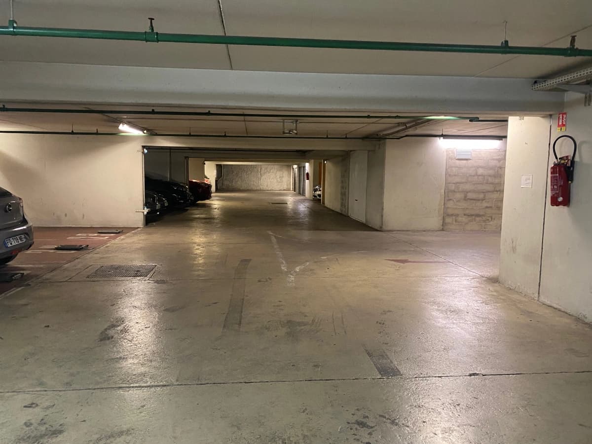 Vue du underground à 20 Rue de Berri, Paris