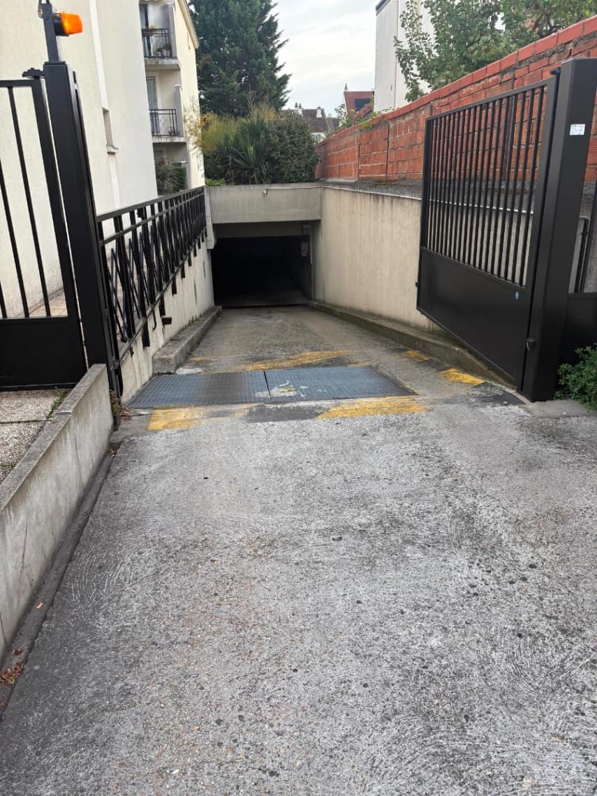 Place de parking en sous-sol à louer au 13 Allée B... - Location parking pour voiture et moto à Livry-Gargan