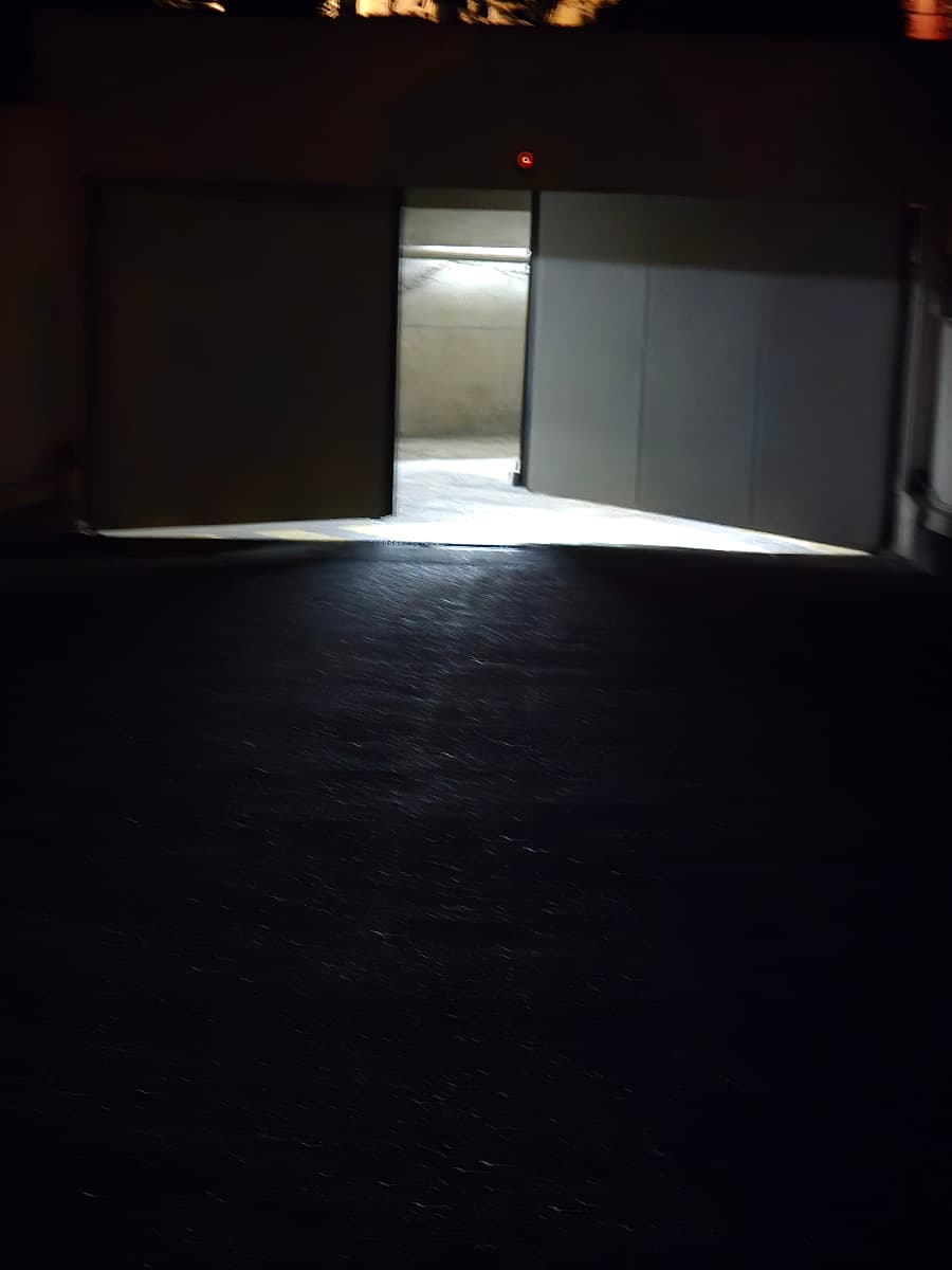 Entrée extérieure du underground à 11 Rue Beudant, Paris