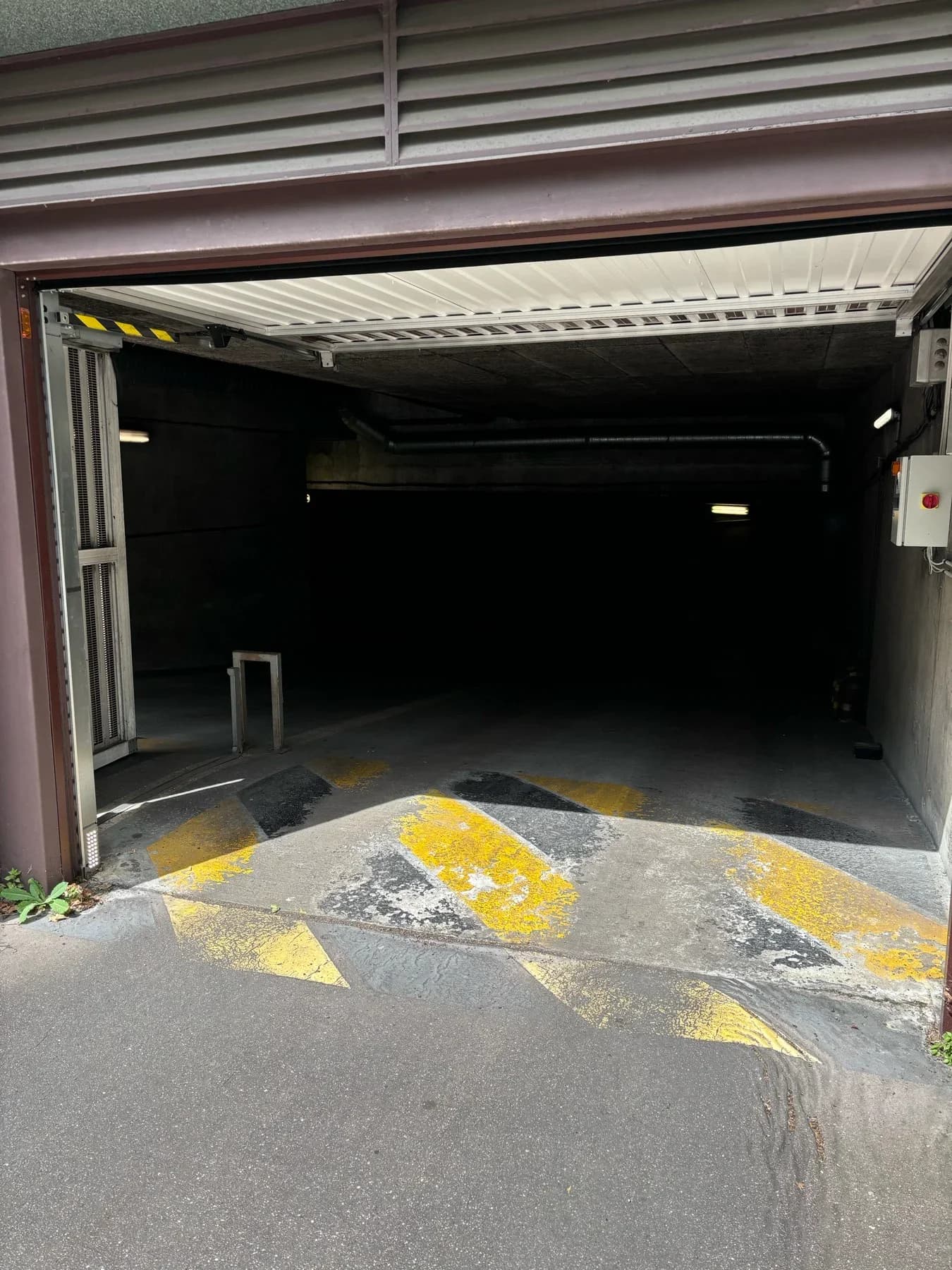 Entrée extérieure du underground à 12 Rue du Cadran, Charenton-le-Pont