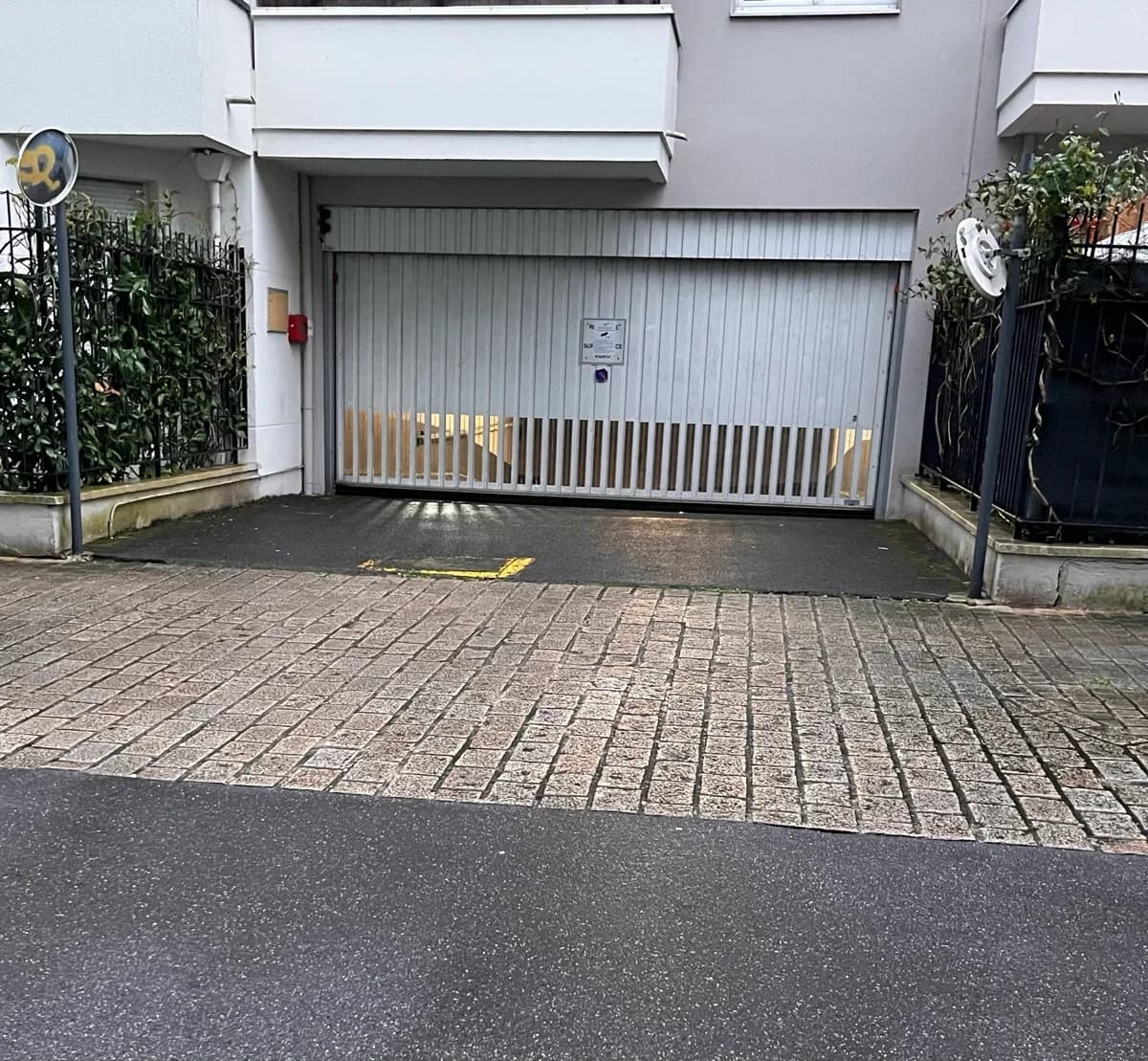 Entrée extérieure du underground à 2 Avenue Henri IV, Meudon