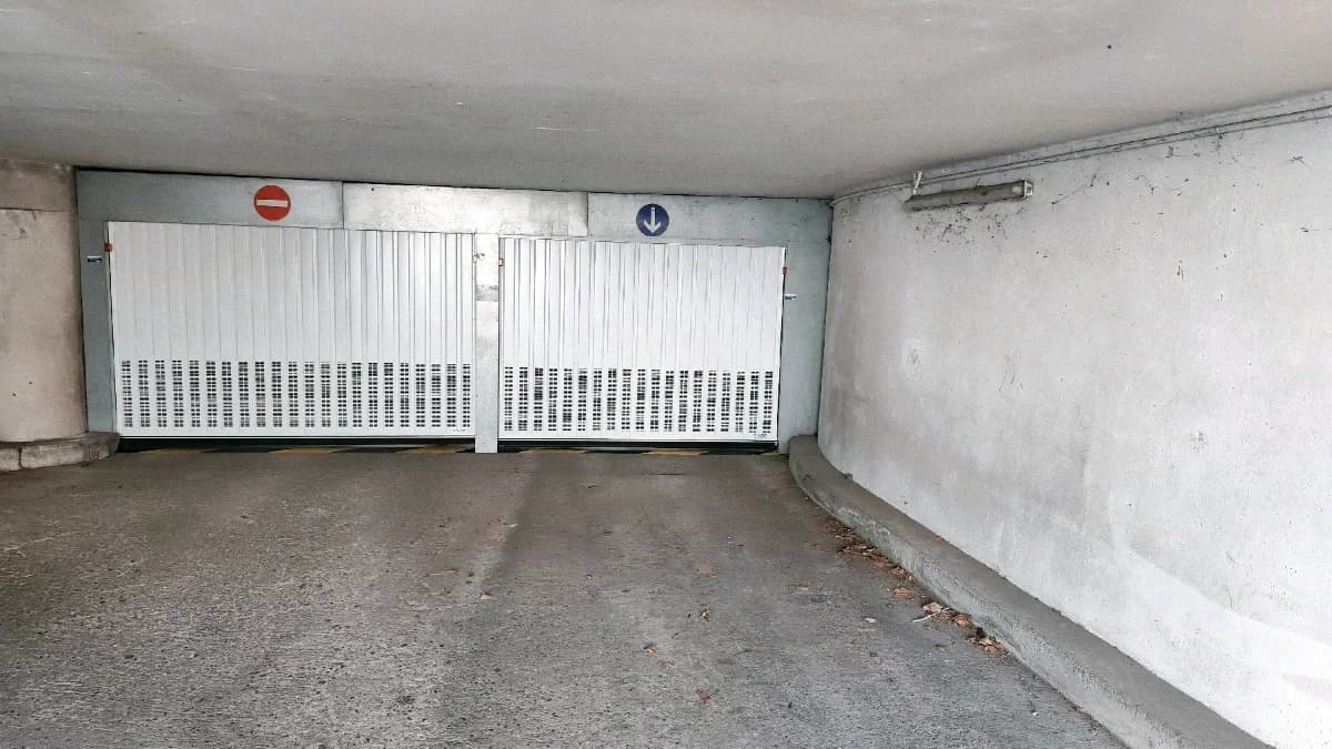 Entrée extérieure du underground à 65 Rue de l'Avenir, Vanves