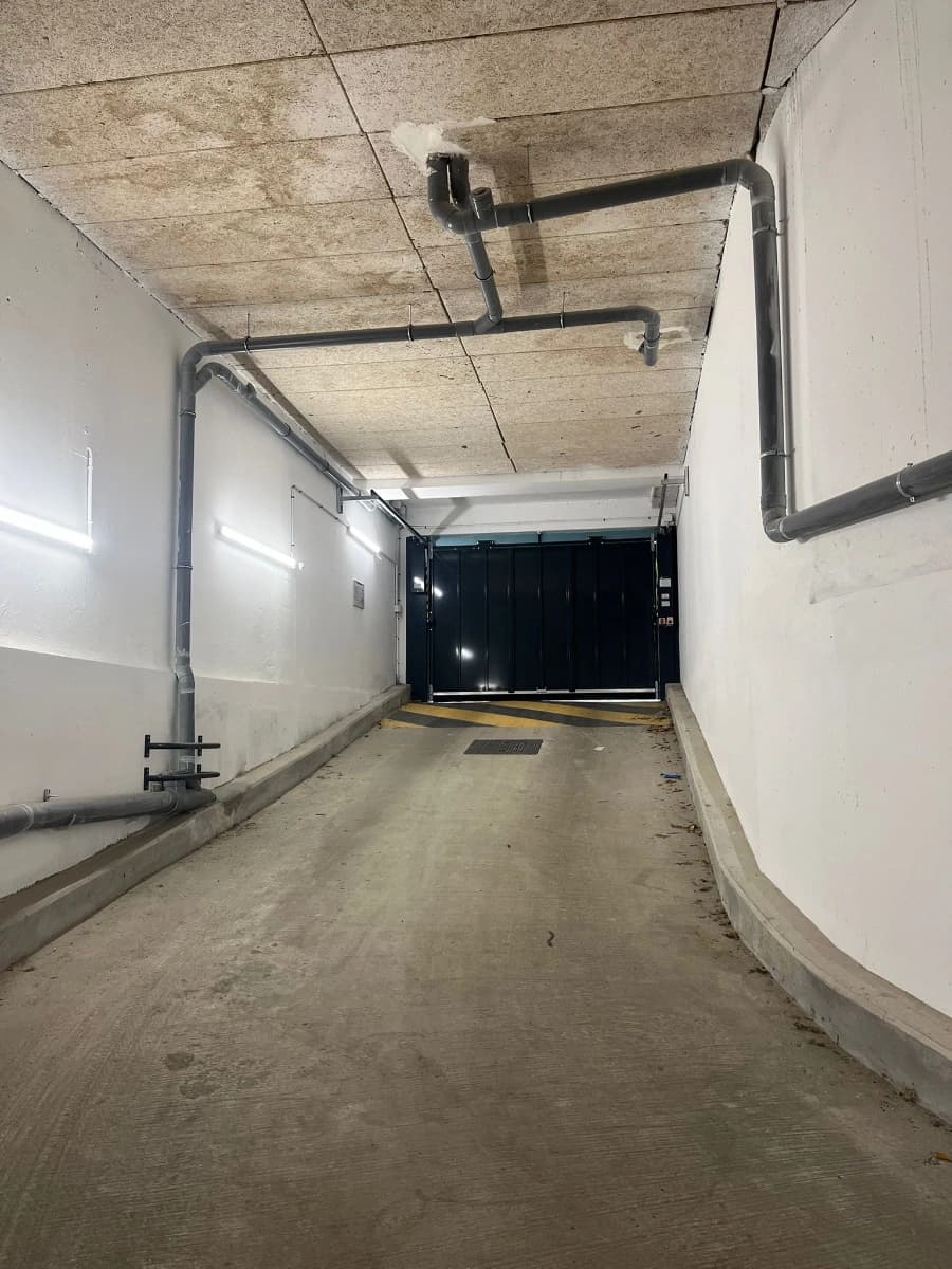 Entrée intérieure du underground à 11 Rue des Chantiers, Saint-Ouen-sur-Seine