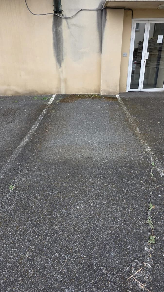 Loue place de parking dans la cour extérieure de l... - Location parking pour voiture à Talence