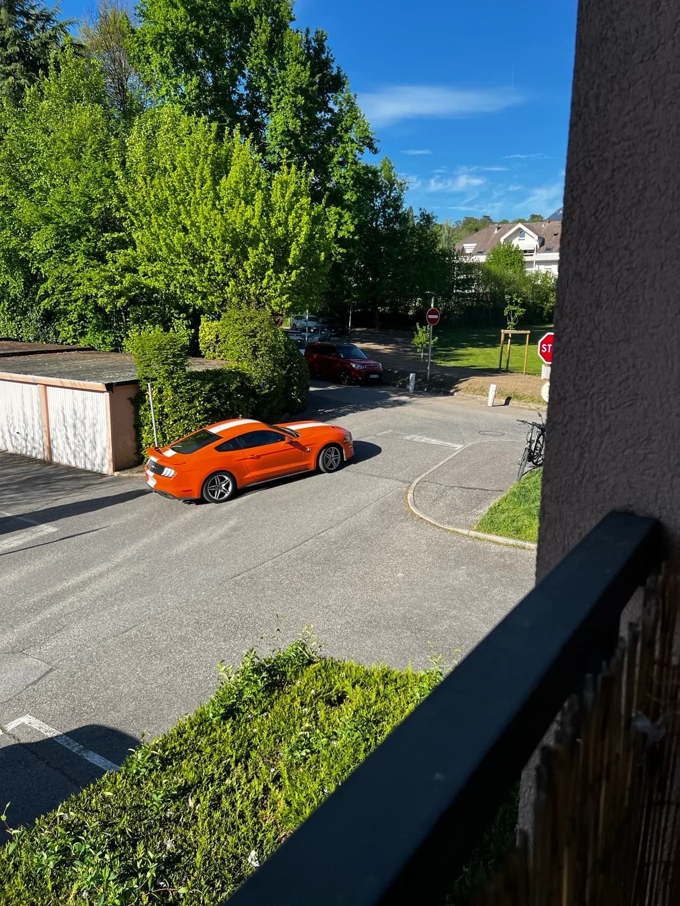 Entrée intérieure du outdoor à 1 Parc des Raisses, Annecy