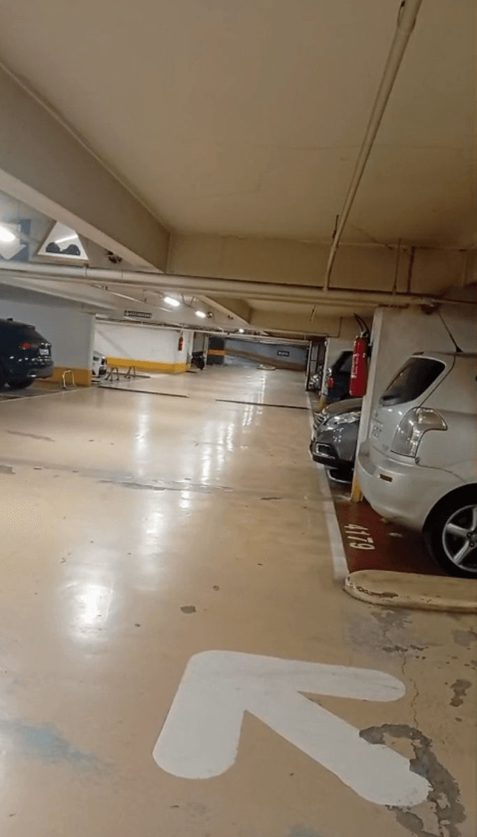 Entrée intérieure du underground à 2 Rue Vandrezanne, Paris