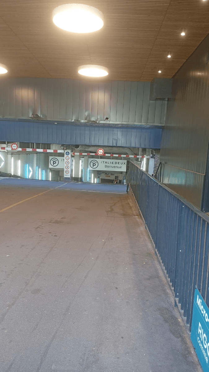 Entrée extérieure du underground à 2 Rue Vandrezanne, Paris