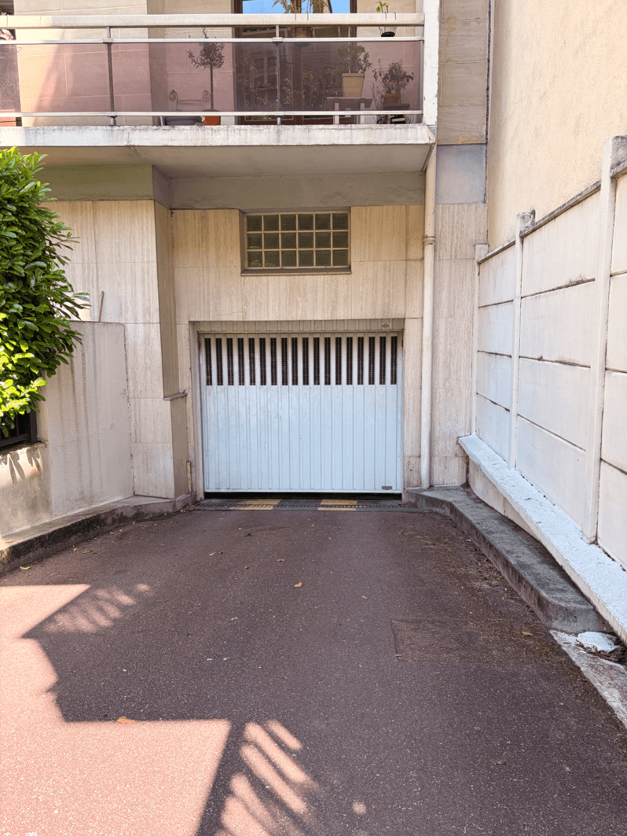 Entrée intérieure du underground à 12 Rue de la Paix, Vincennes