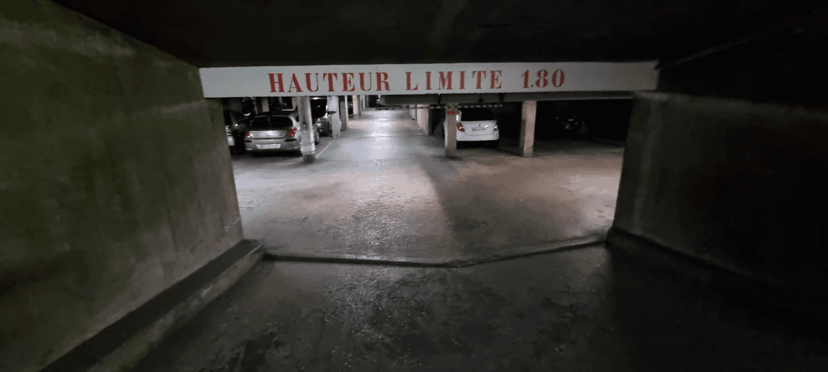 Entrée intérieure du underground à 54 Rue Saint-Maur, Paris