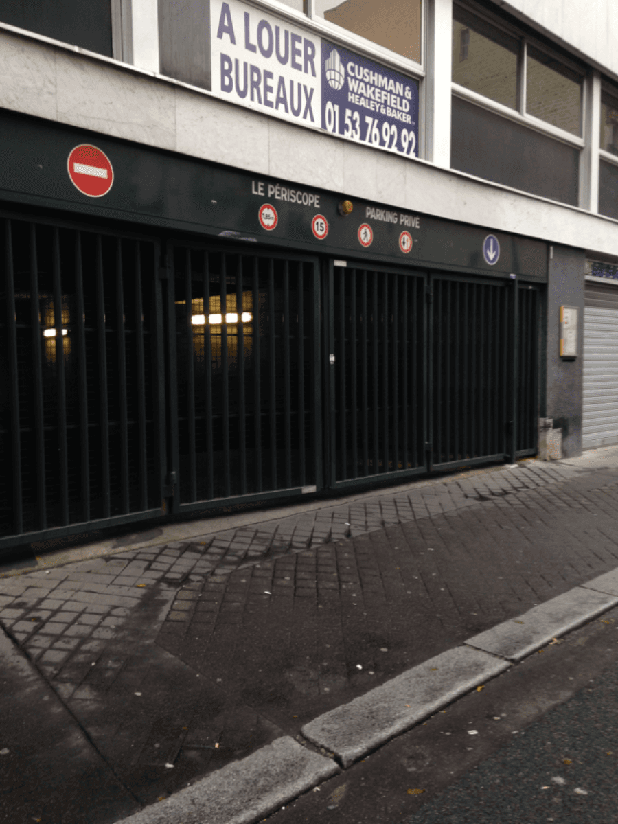 Entrée extérieure du underground à 83 Avenue d'Italie, Paris