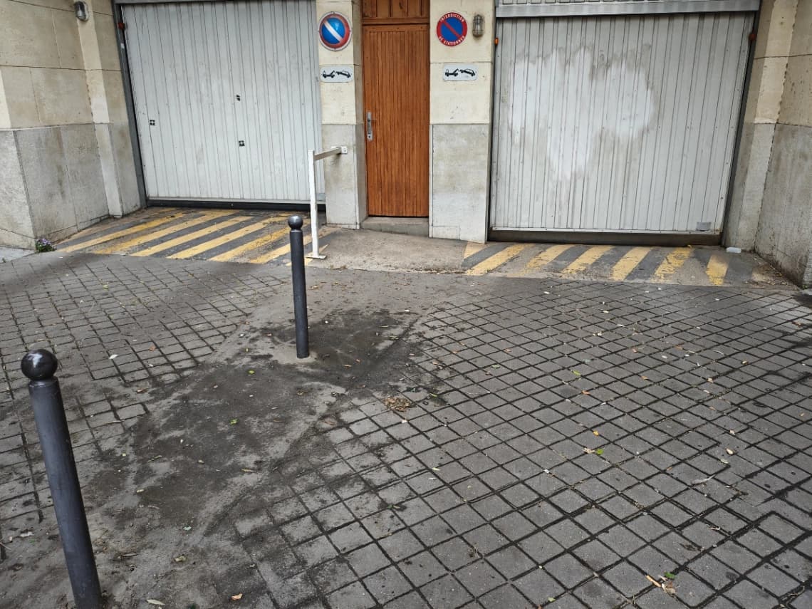 Entrée extérieure du underground à 48 Rue Claude Decaen, Paris