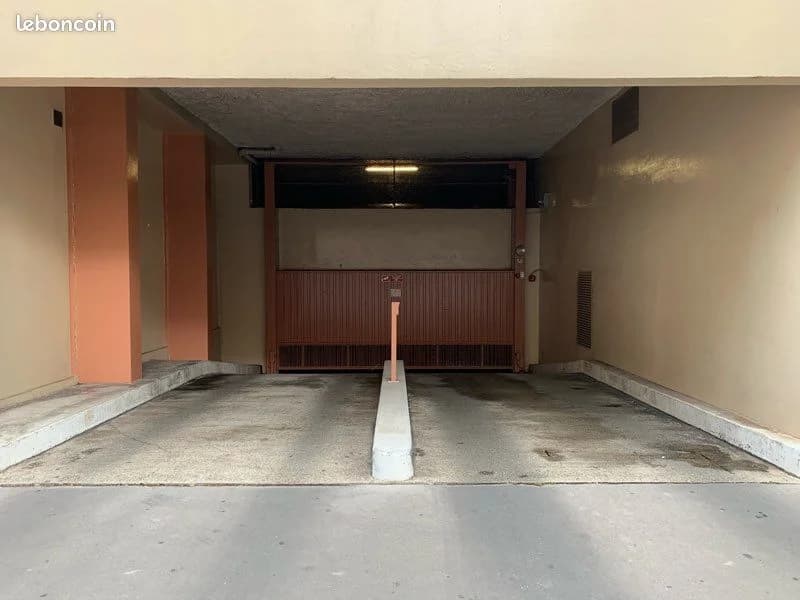 Entrée intérieure du underground à 103 Rue Vauban, Lyon