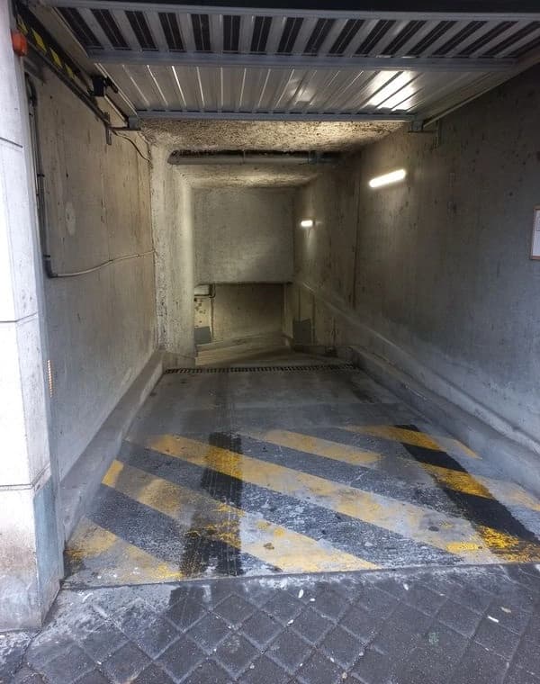 Entrée intérieure du underground à 4 Rue Léon Giraud, Paris