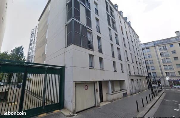 Entrée extérieure du underground à 4 Rue Léon Giraud, Paris