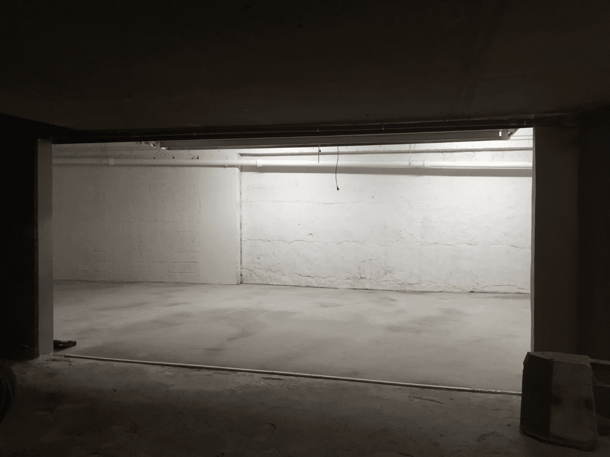 Entrée intérieure du underground à 24 Avenue Villemain, Paris