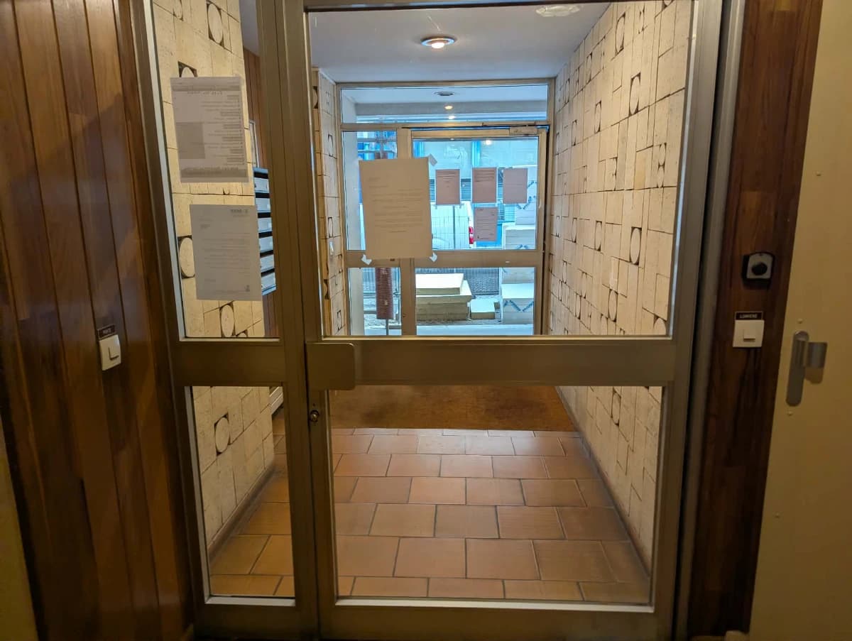Entrée intérieure du underground à 12 Rue Bargue, Paris