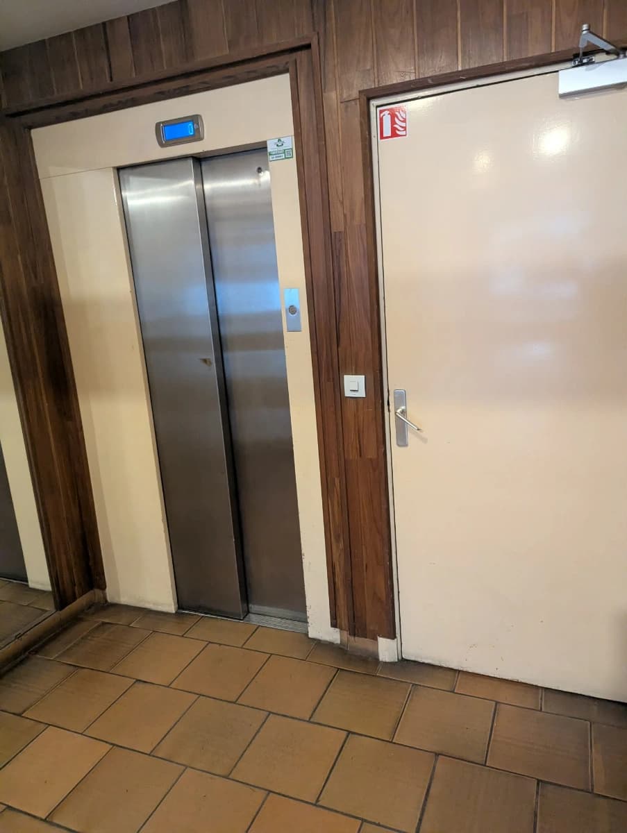 Entrée extérieure du underground à 12 Rue Bargue, Paris