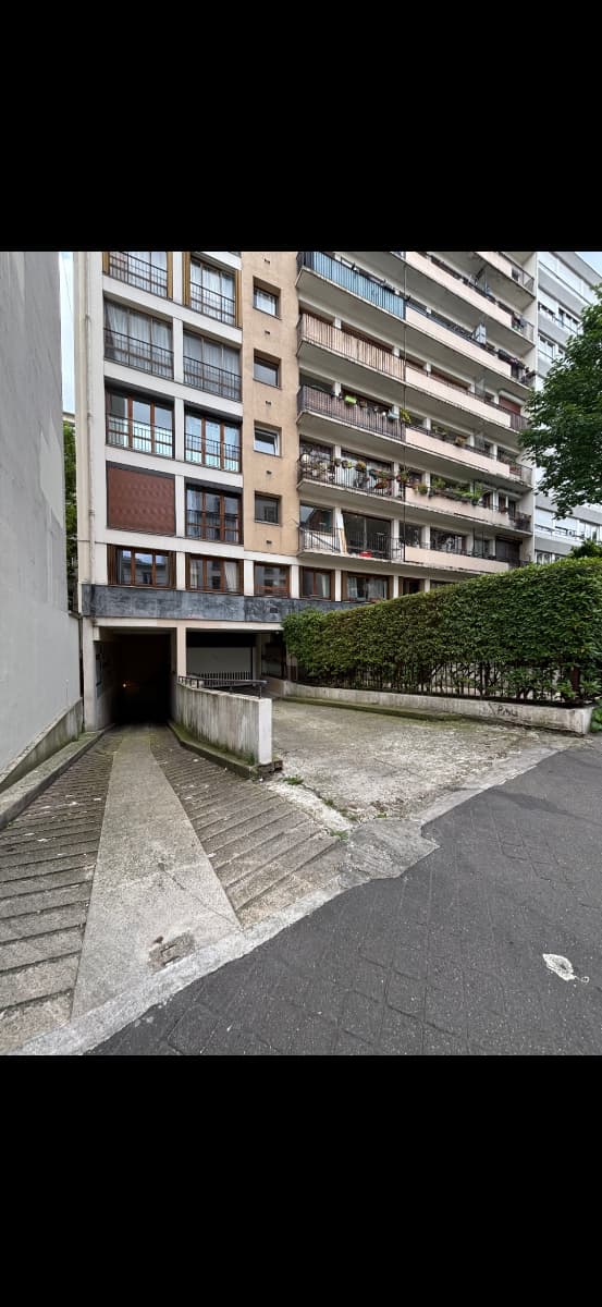 Entrée intérieure du underground à 52 Rue des Envierges, Paris