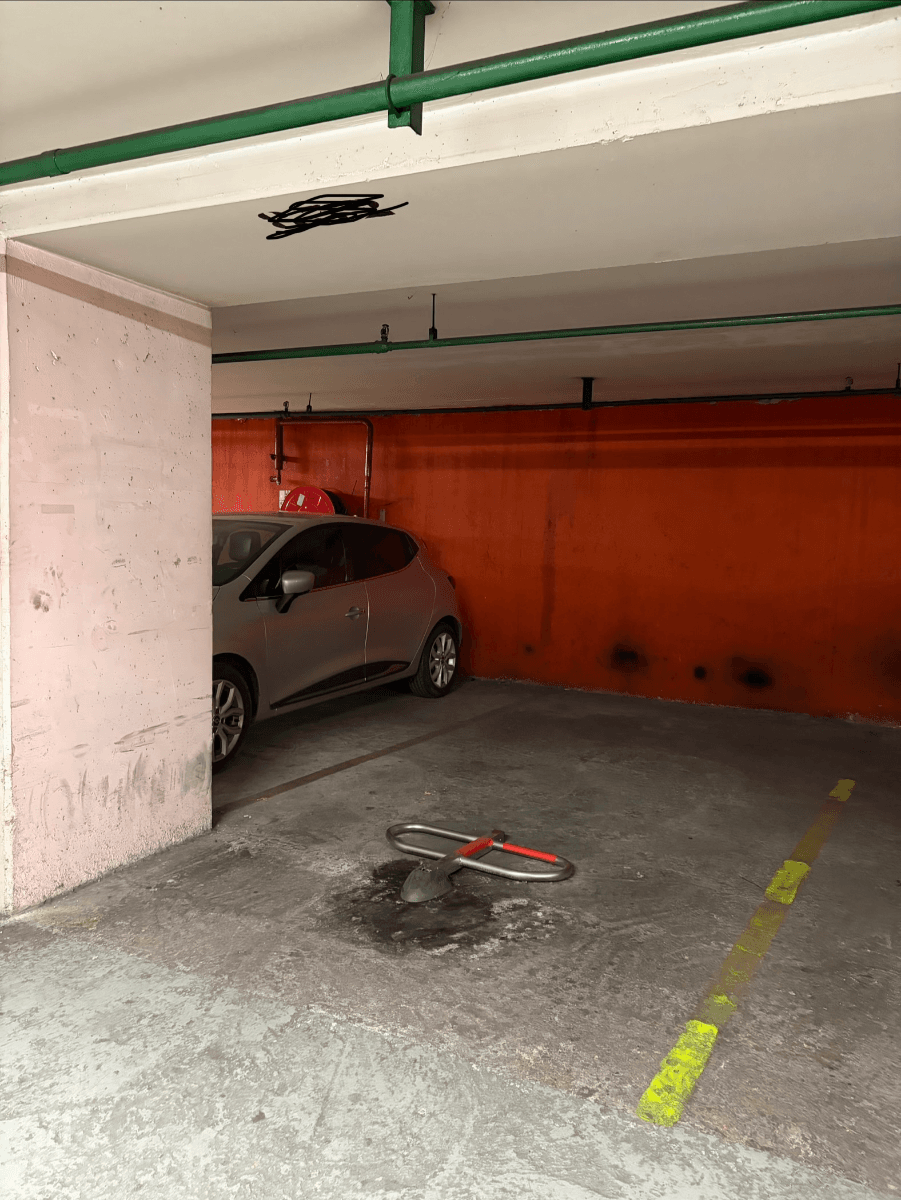 Entrée extérieure du underground à 6 Rue des Haudriettes, Paris