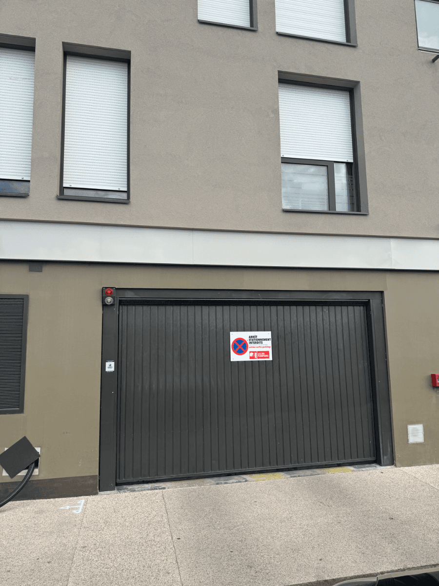 Entrée extérieure du private box à 24 Rue Louis Fort, Villeurbanne