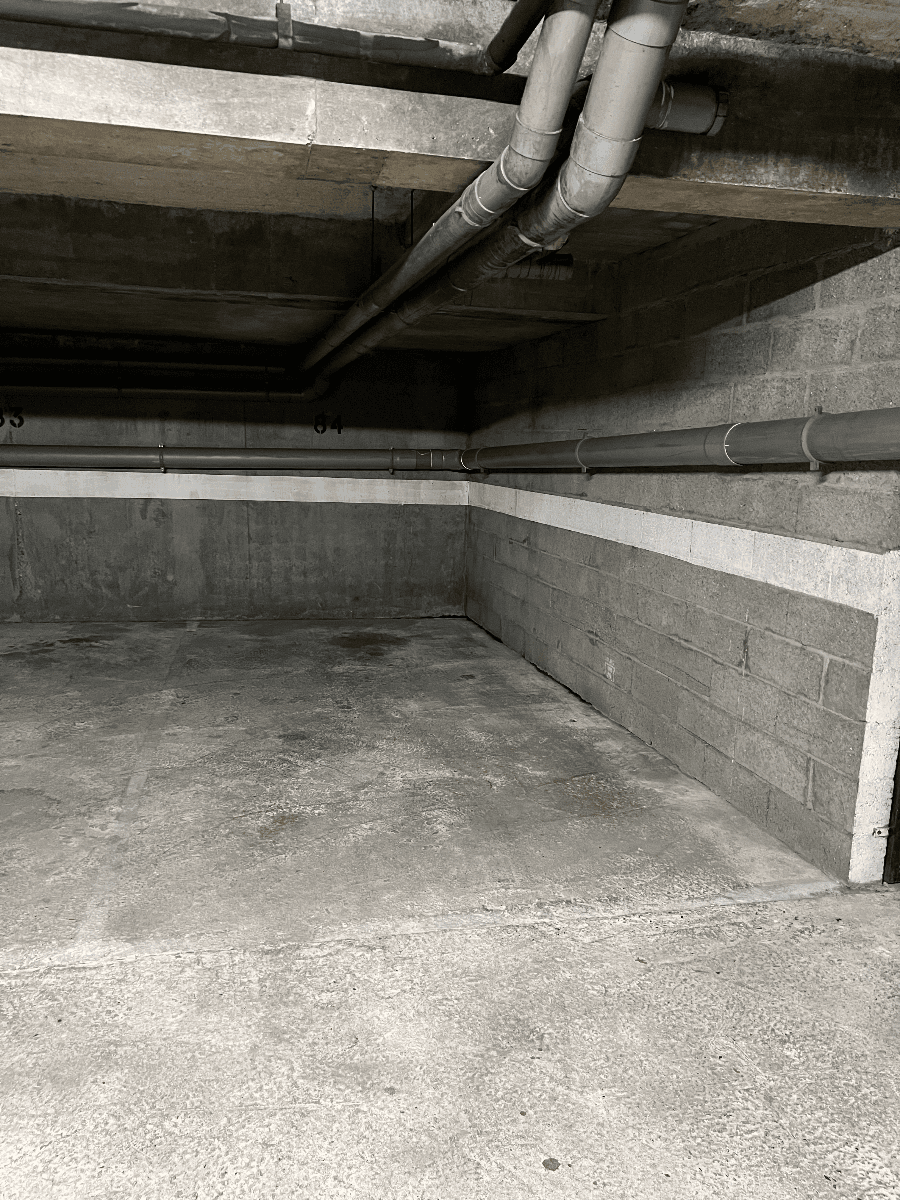 Entrée intérieure du underground à 27 Rue Gutenberg, Pantin