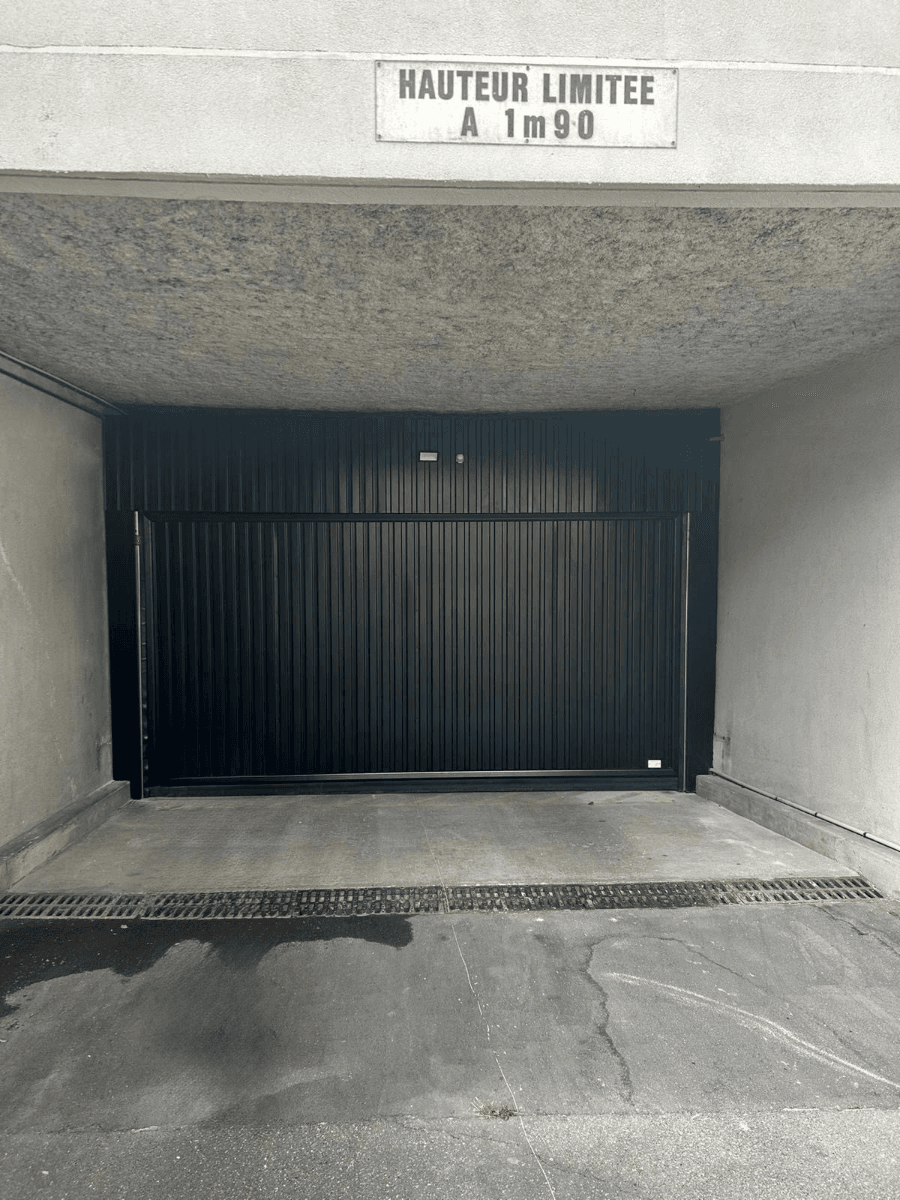 Entrée extérieure du underground à 27 Rue Gutenberg, Pantin