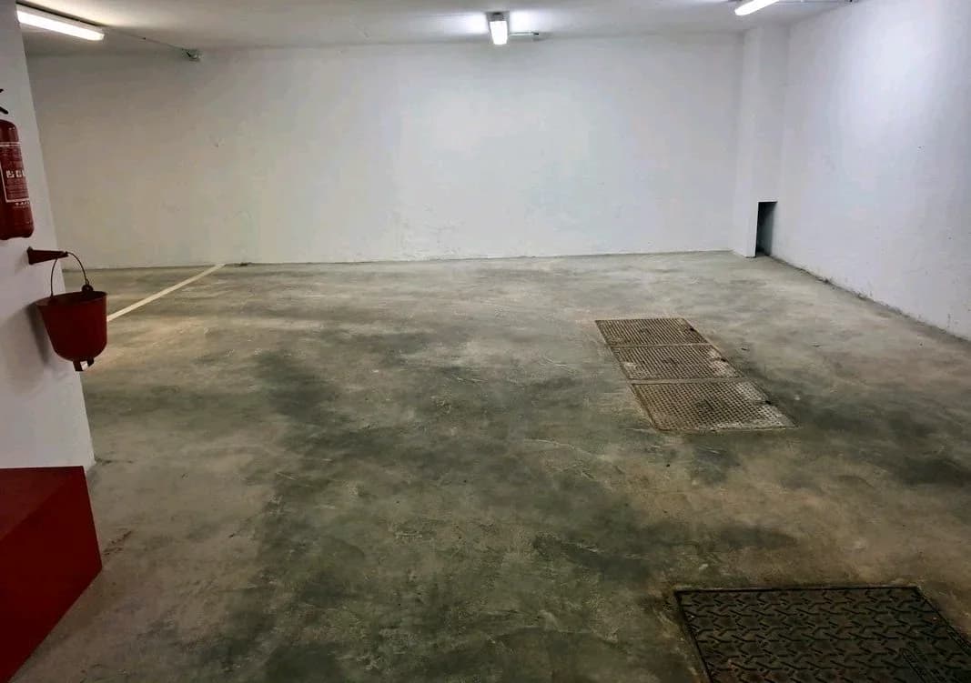 Entrée intérieure du underground à 33 Rue Marjolin, Levallois-Perret