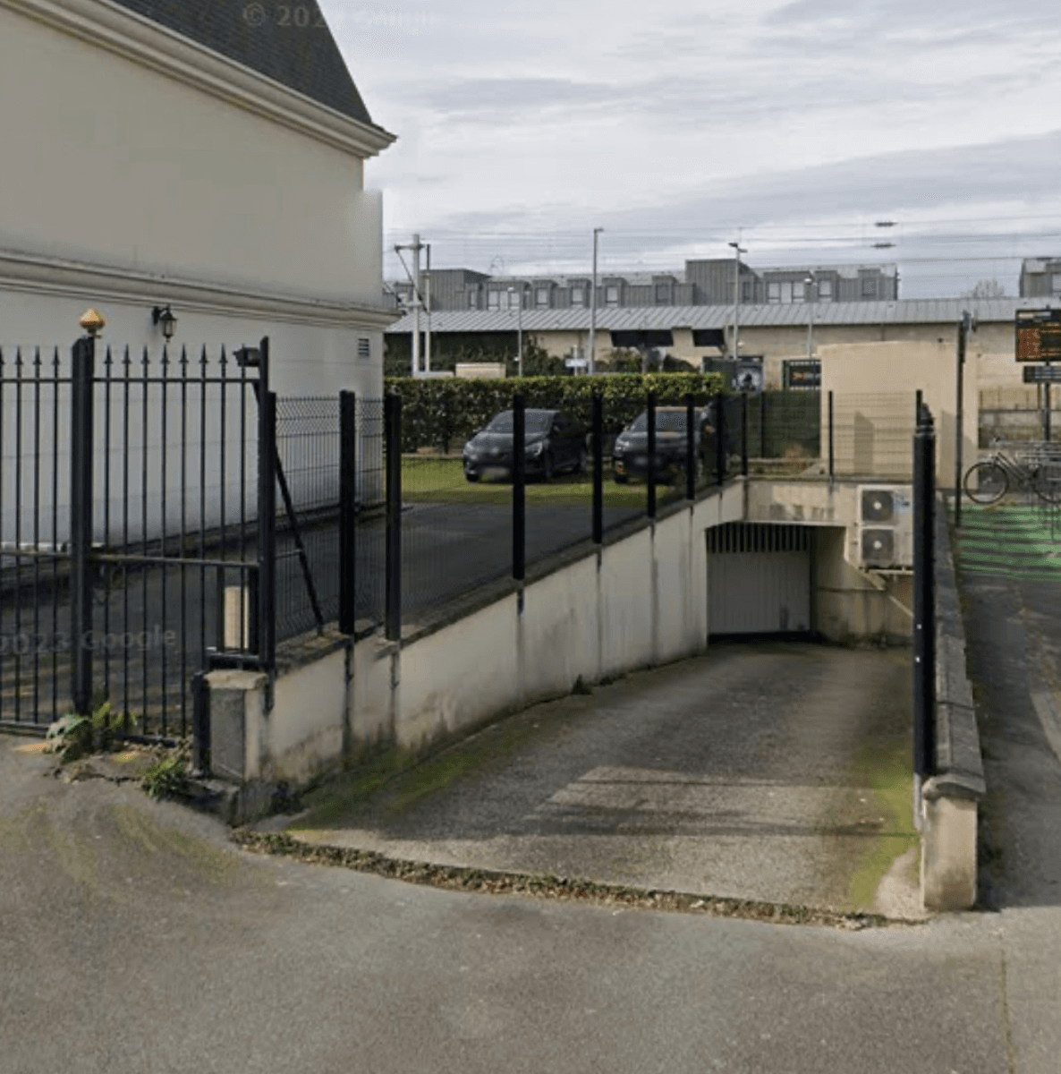 Entrée extérieure du underground à 1 Rue d’Orgemont, Chantilly