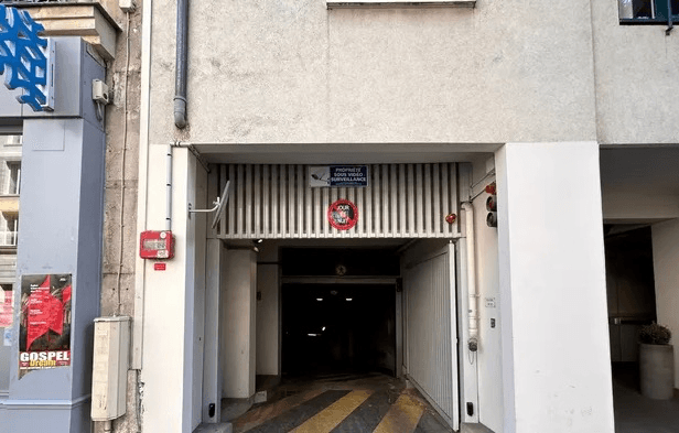 Entrée extérieure du underground à 46 Rue des Francs Bourgeois, Paris
