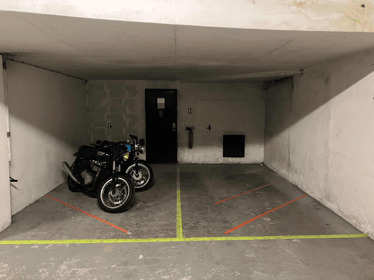 Entrée intérieure du underground à 35 Rue Planchat, Paris