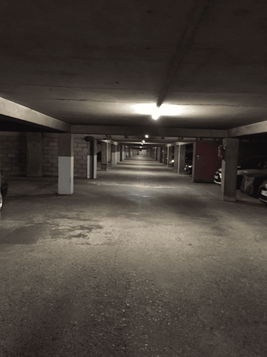Entrée intérieure du underground à 34 Quai de Dion Bouton, Puteaux
