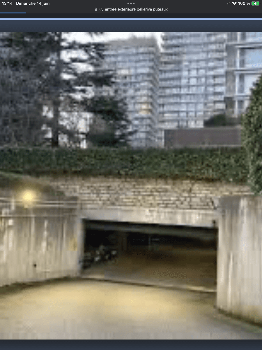 Entrée extérieure du underground à 34 Quai de Dion Bouton, Puteaux