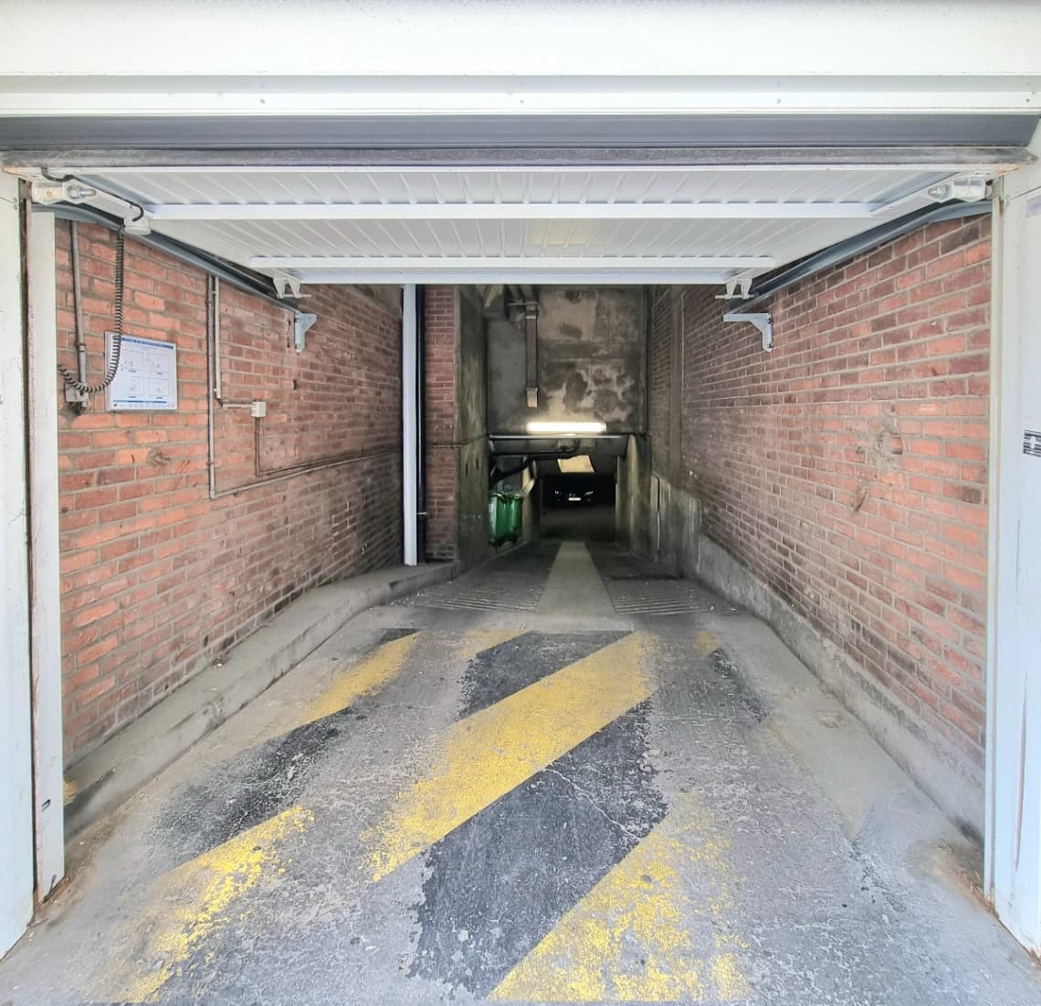 Entrée intérieure du underground à 155 Rue du Faubourg Saint-Honoré, Paris