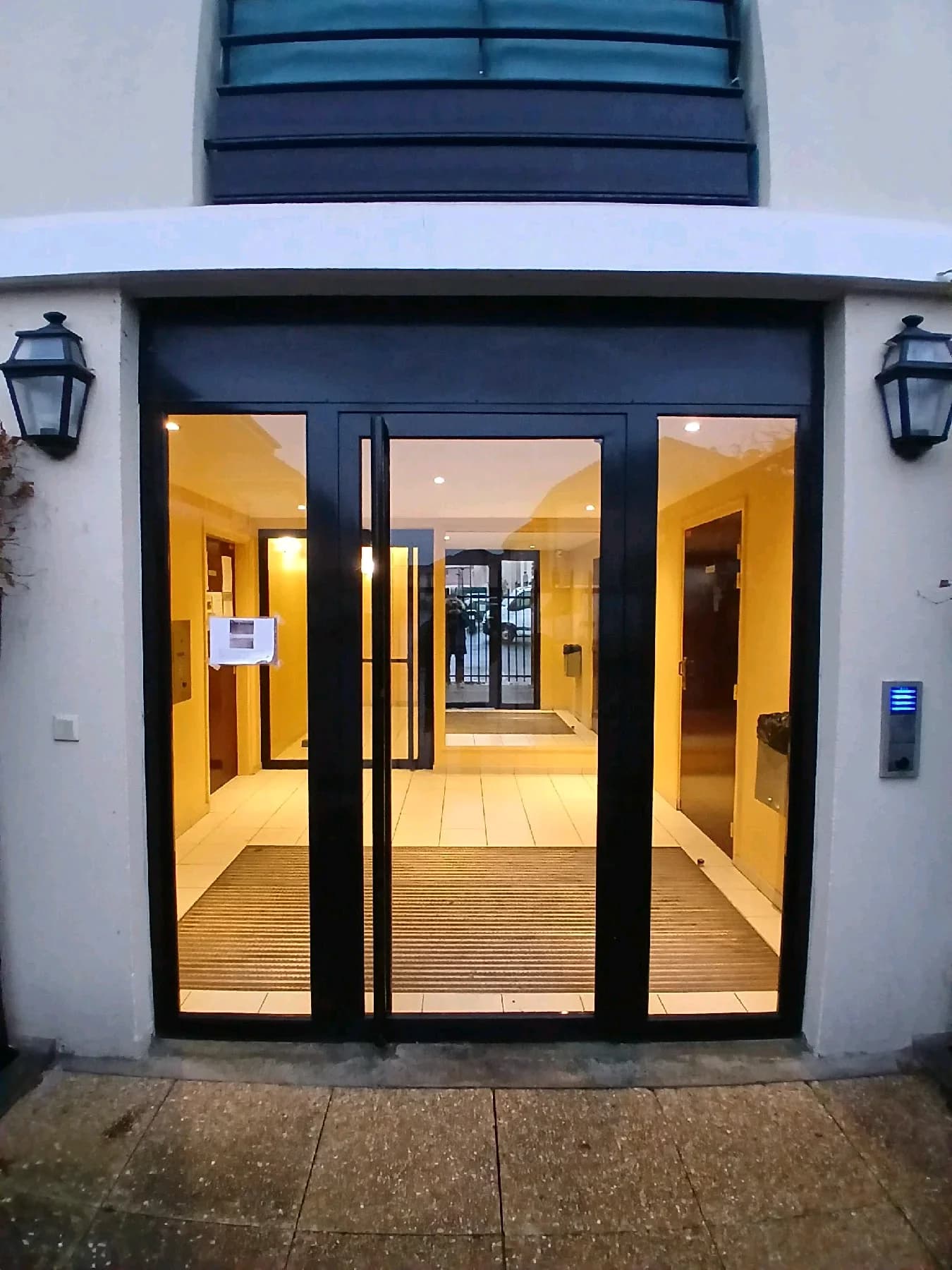 Entrée intérieure du underground à 1 Allee des Savonniers, Saint-Ouen-l'Aumône