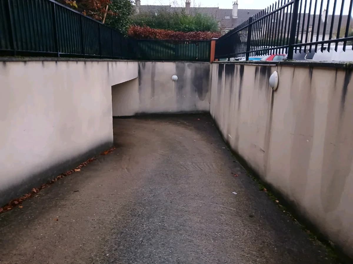 Entrée extérieure du underground à 1 Allee des Savonniers, Saint-Ouen-l'Aumône