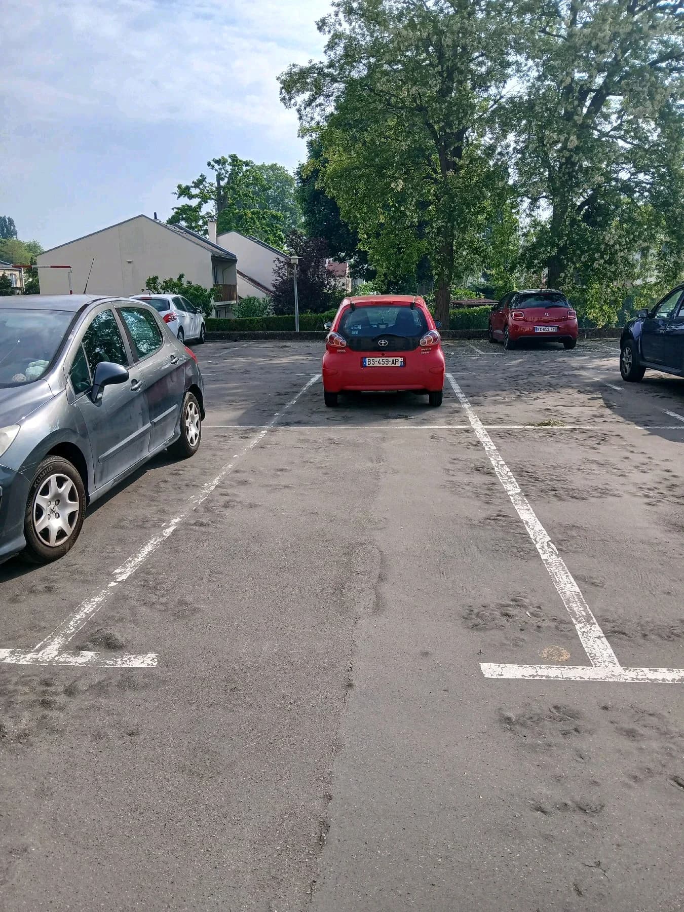 À louer : place de parking extérieure située dans ... - Location parking pour voiture et moto à L'Isle-Adam