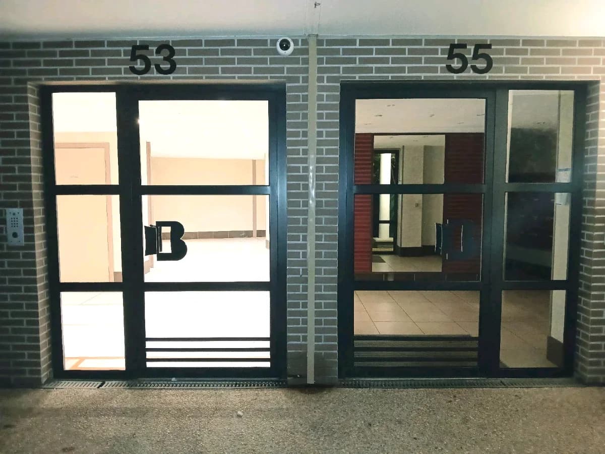 Entrée intérieure du multi storey à Éragny-sur-Oise, Éragny-sur-Oise