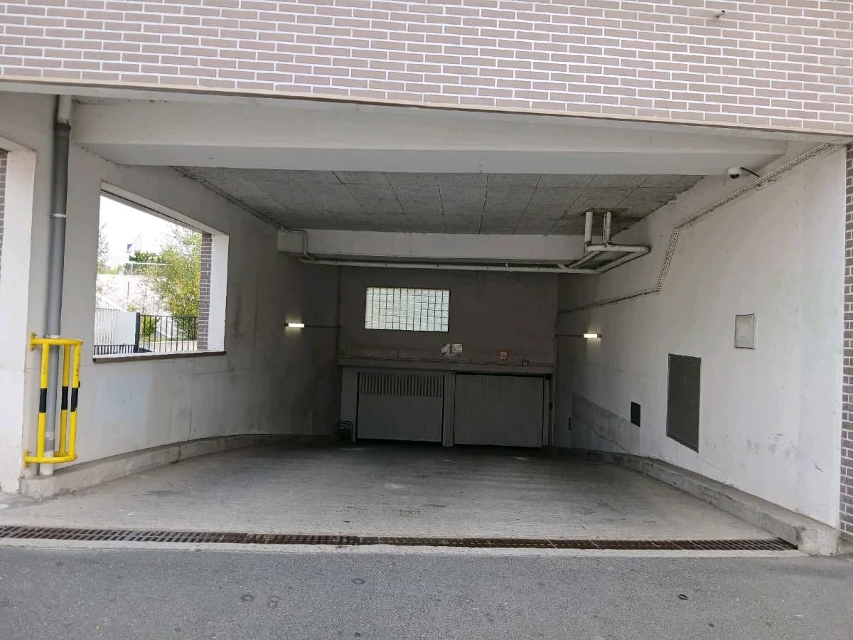 Entrée extérieure du multi storey à Éragny-sur-Oise, Éragny-sur-Oise