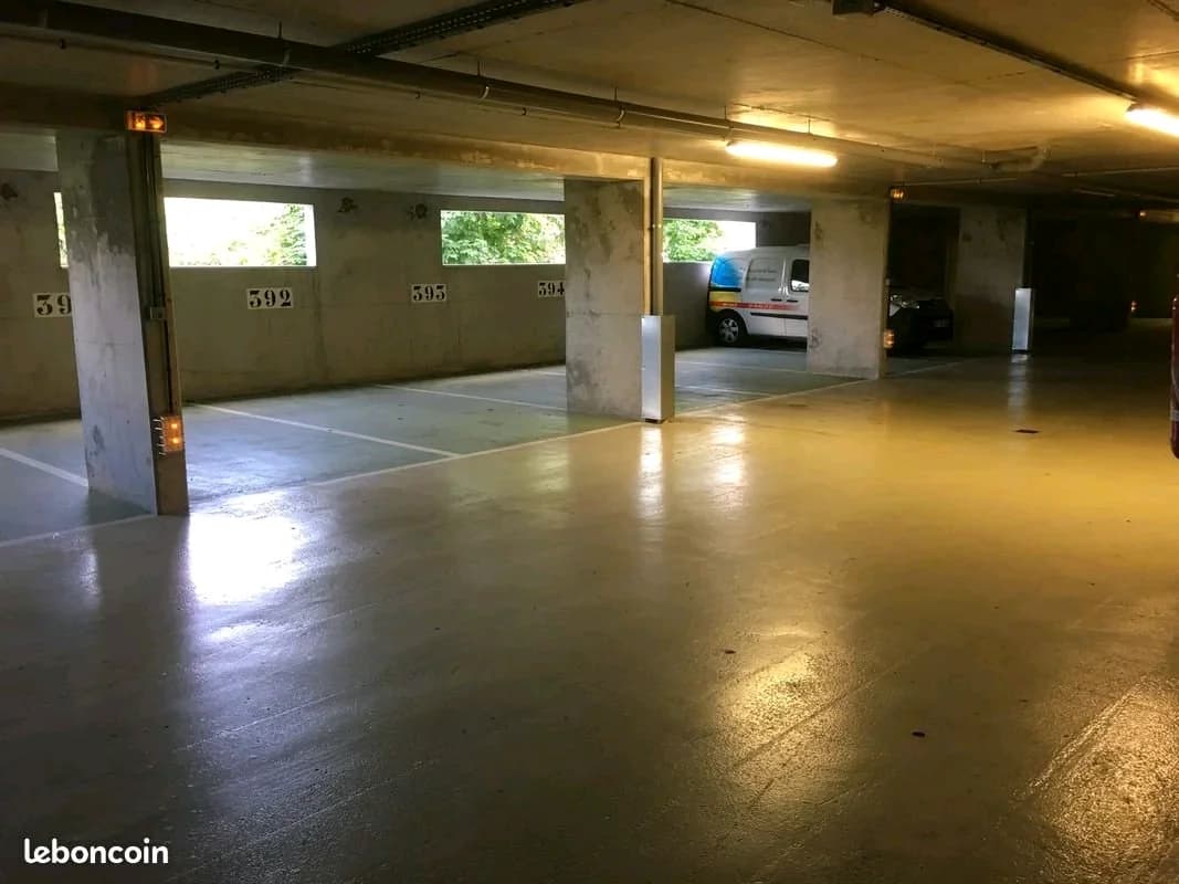 Je propose à la location une place de parking couv... - Location parking pour voiture et moto à Éragny-sur-Oise