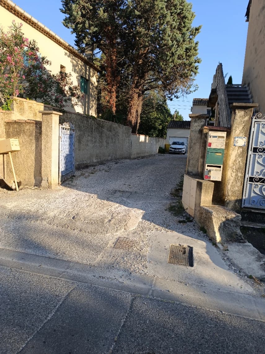 Entrée extérieure du outdoor à 4 Chemin des Jardins Neufs, Avignon