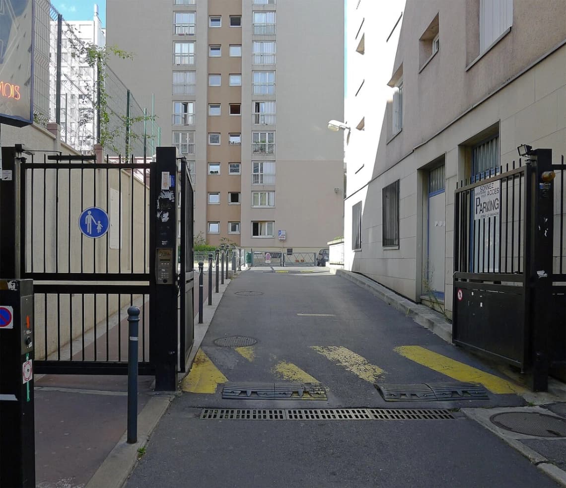 Entrée extérieure du underground à 25 Rue Saint-Fargeau, Paris
